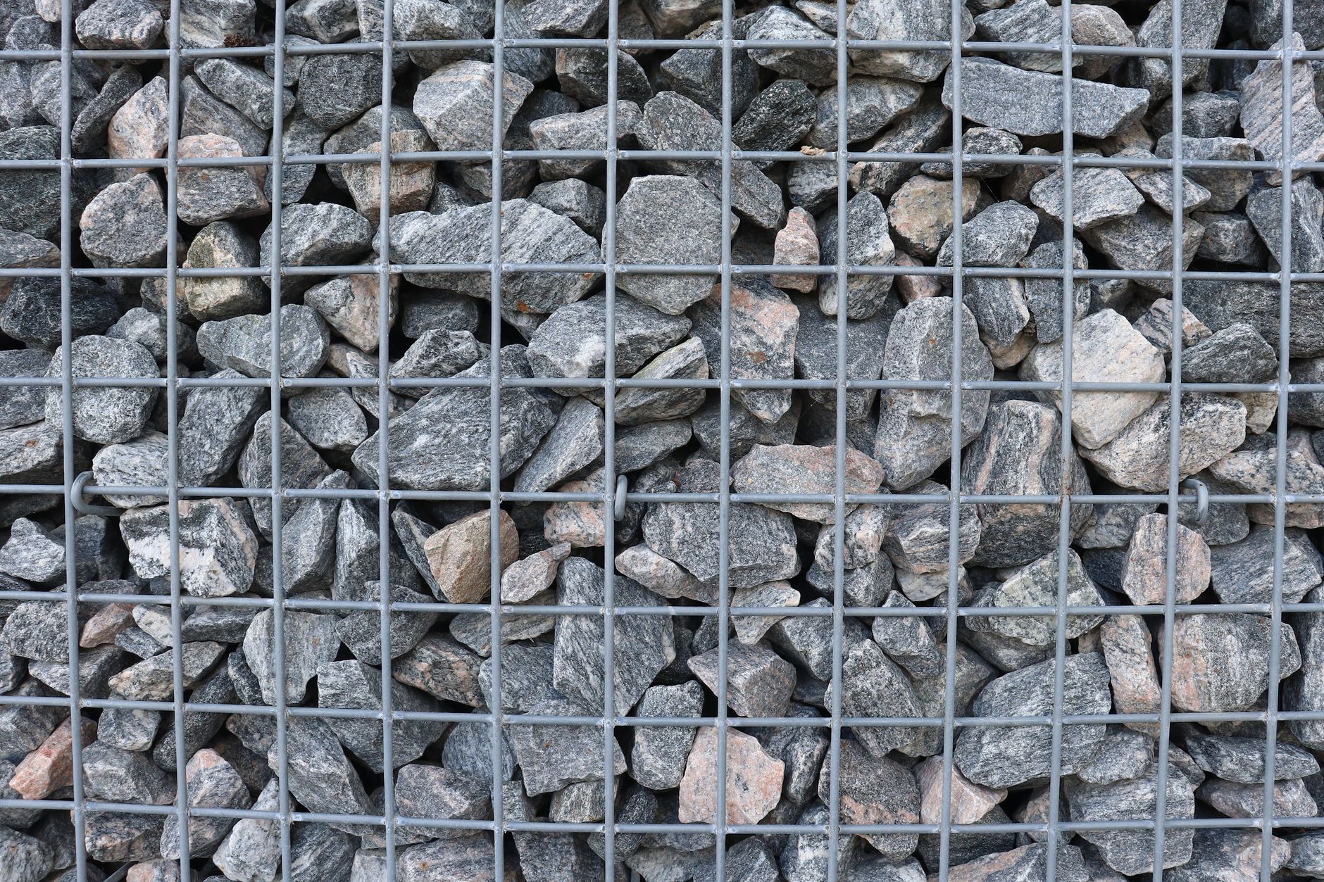 Anlægsarbejde set fra luften med maskiner og jordbunker